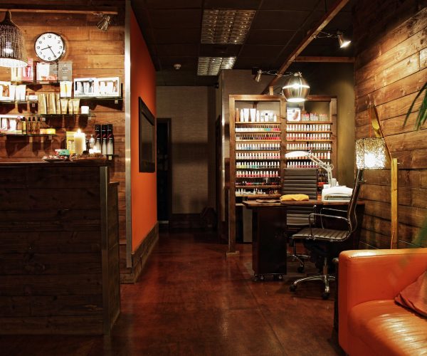 Head Hunters Hair, Beauty, Nails and Sunbed Salon.